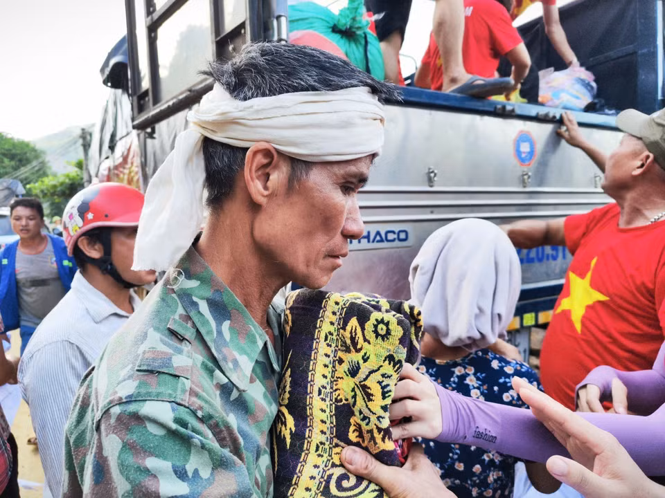 A resident of Xuan Hoa commune, Bao Yen district, who lost a family member, arrives at the relief distribution point. (Photo: Phung Nam Suong – VNA)