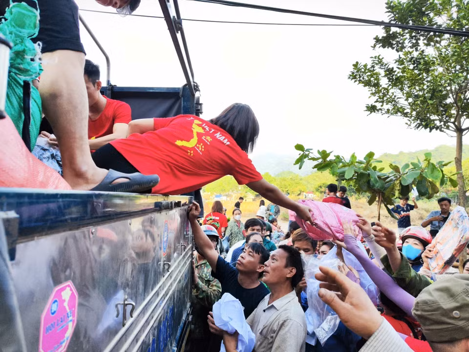 Trucks loaded with relief supplies from all over the country deliver aid directly to the hands of flood-affected residents in Bao Yen district. (Photo: Hoang Hieu – VNA)