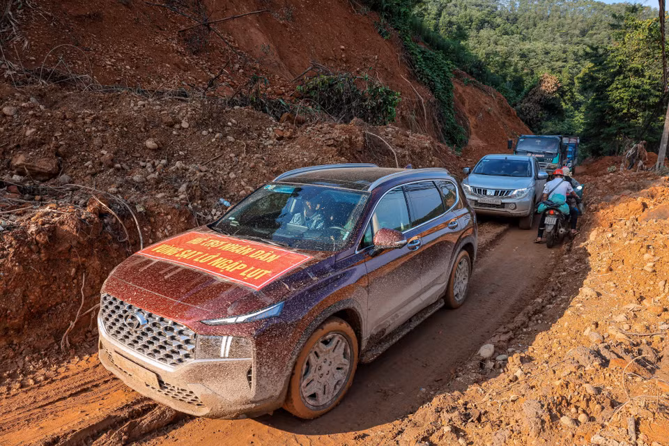Despite the difficult conditions in Bao Yen district, relief shipments persistently reach the flood-affected residents. (Photo: Hoang Hieu – VNA)