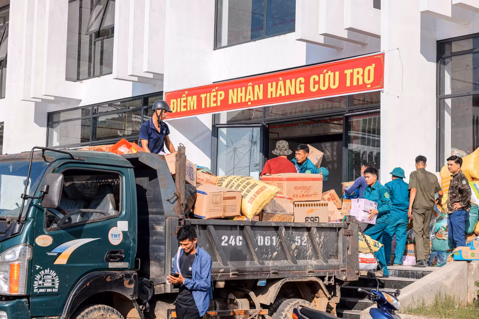 Relief workers help sort and load supplies to ensure they reach the most affected individuals. (Photo: Hoang Hieu – VNA)
