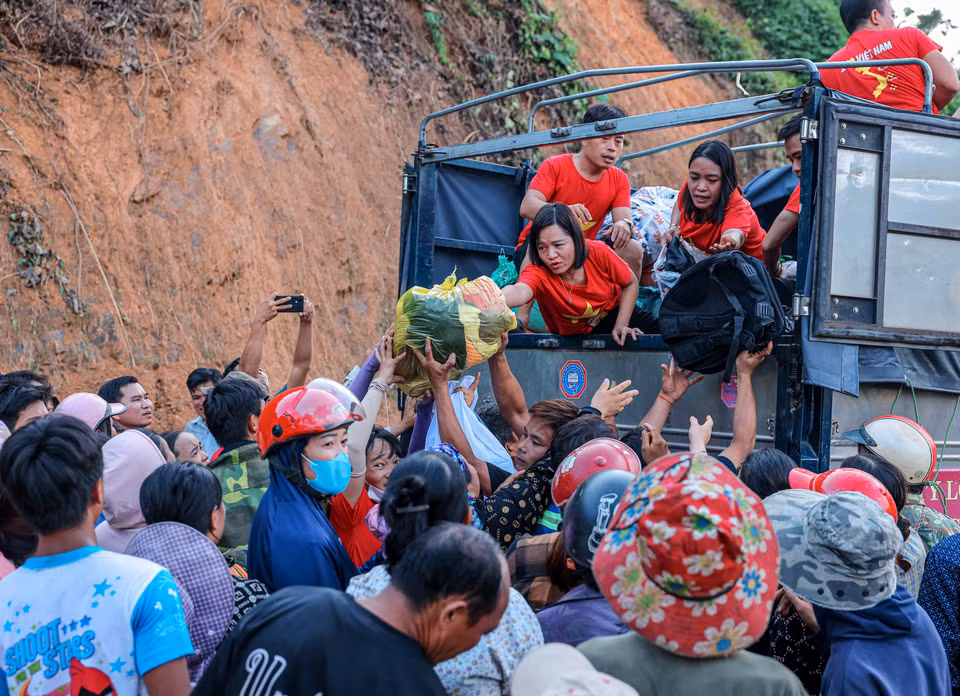 A charity group from Viet Yen town, Bac Giang, delivers blankets, clothing, and essential items to residents of Xuan Hoa commune, Bao Yen district, on the afternoon of September 16. (Photo: Hoang Hieu – VNA)
