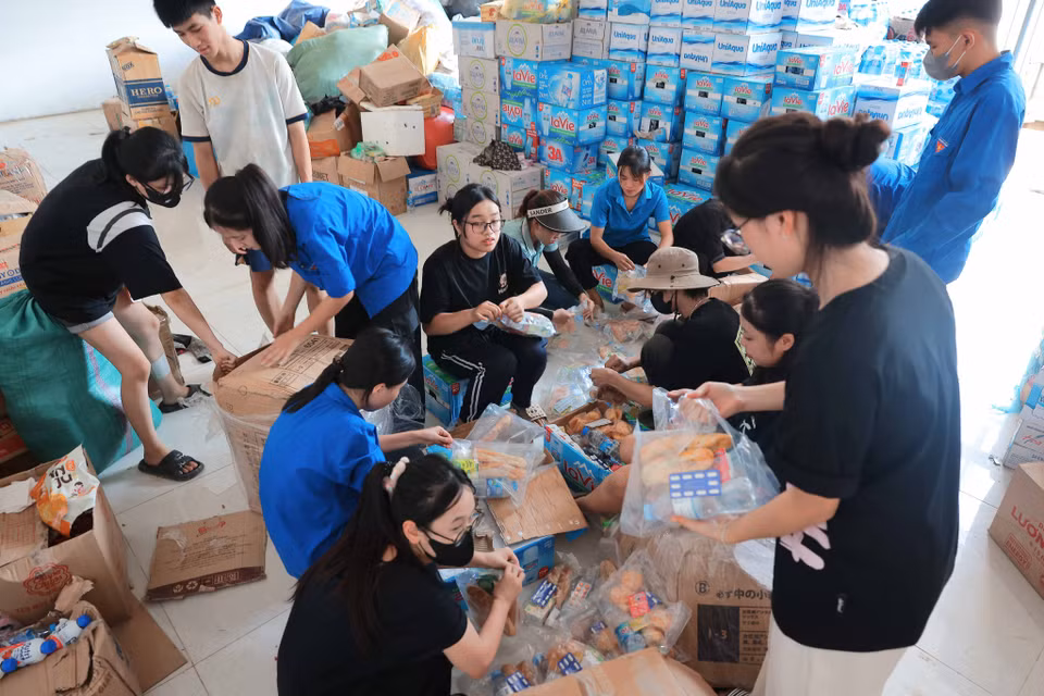 Volunteers sort relief goods, ready to be transported to each individual in need. (Photo: Hoang Hieu – VNA)