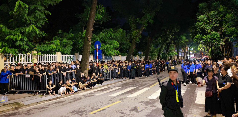 People line up, waiting to pay respects to Party General Secretary Nguyen Phu Trong. (Photo: VNA)