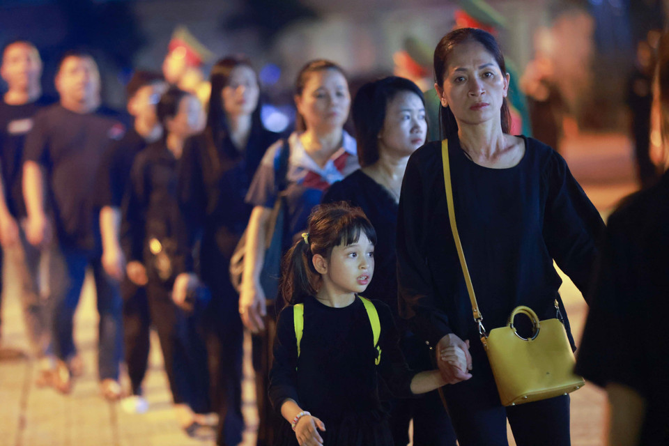 As the night goes on, more people arrive to pay their respects. (Photo: VNA)