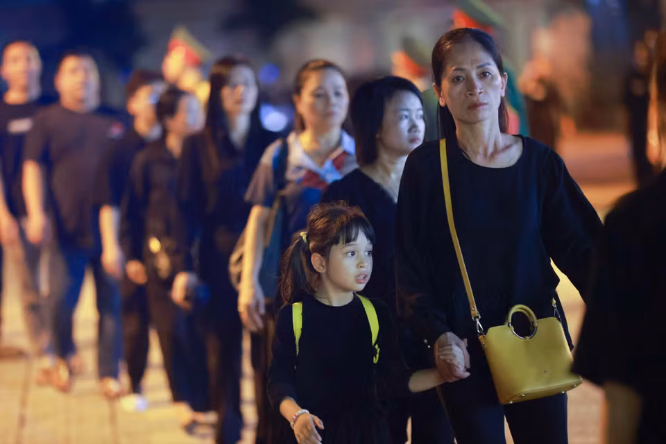 As the night goes on, more people arrive to pay their respects. (Photo: VNA)
