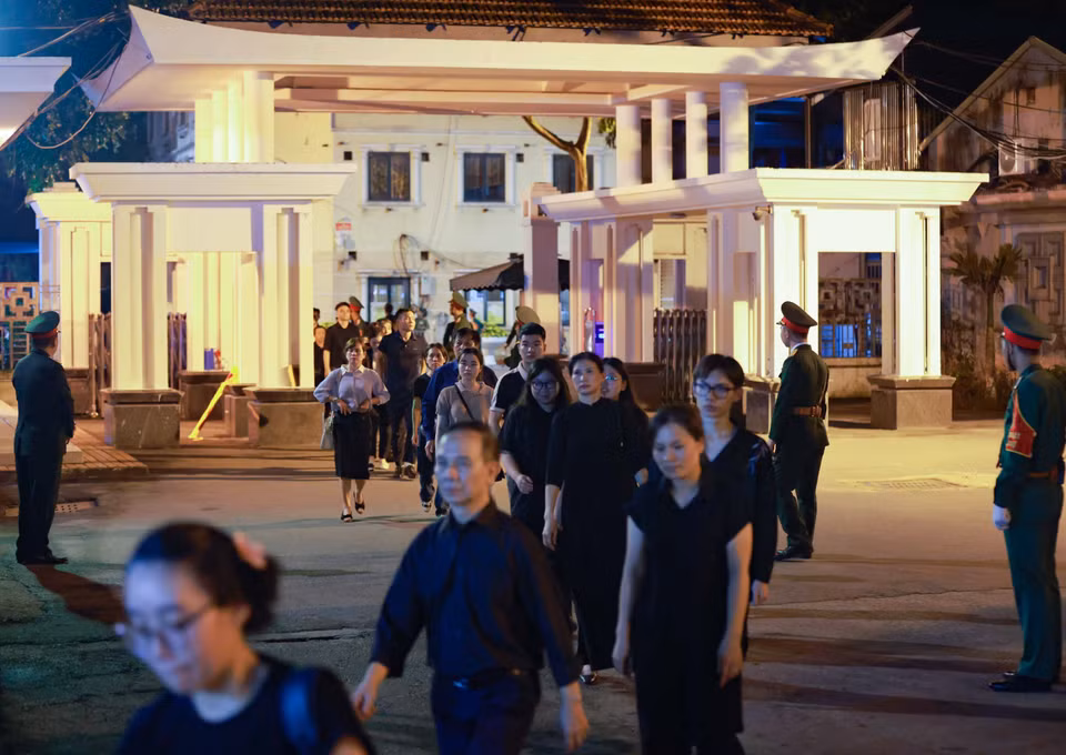 The crowd continues to enter the Funeral Hall to pay respects to General Secretary Nguyen Phu Trong. (Photo: VNA)