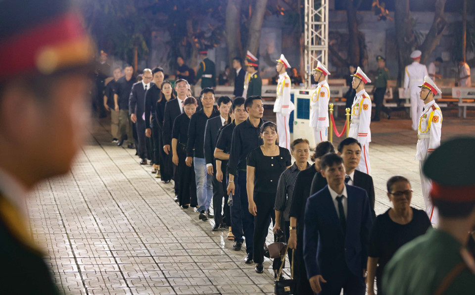 People line up, waiting to pay respects to Party General Secretary Nguyen Phu Trong. (Photo: VNA)
