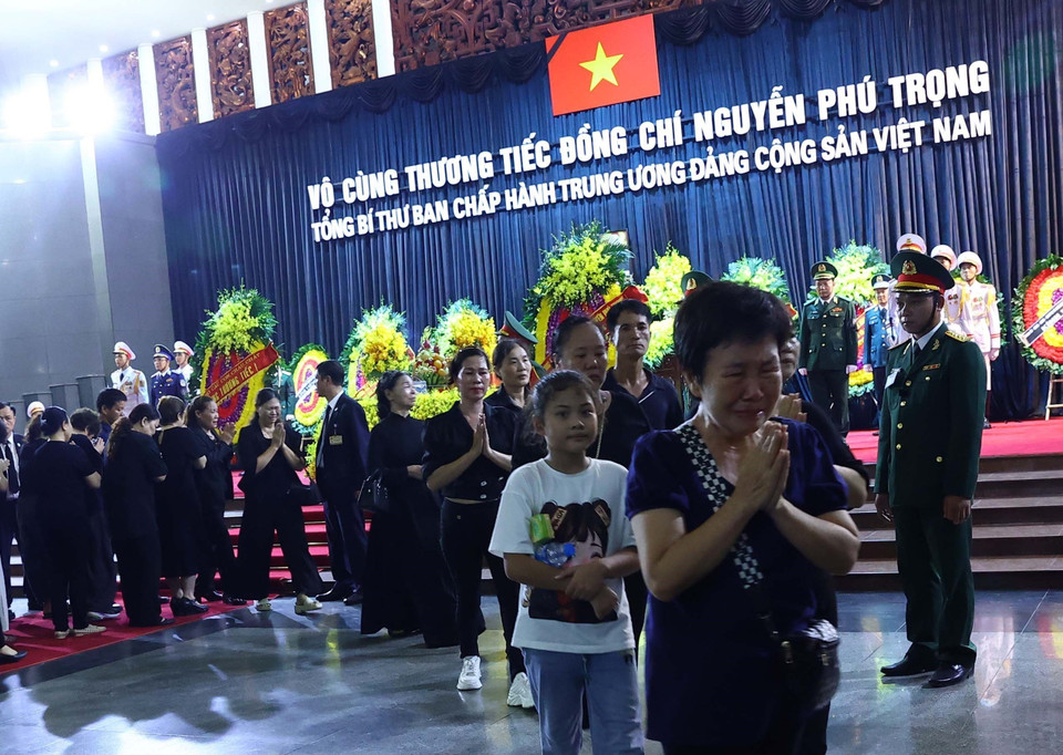 People are overwhelmed with emotion as they pay respects to General Secretary Nguyen Phu Trong. (Photo: VNA)