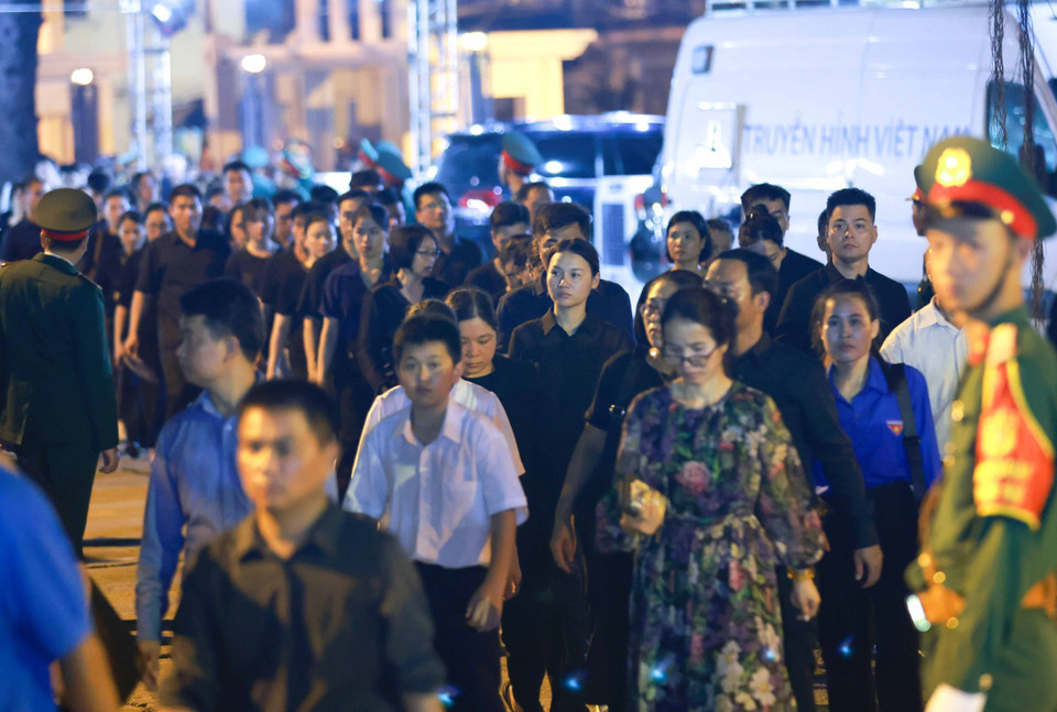 As the night progresses, more people head towards the National Funeral Hall. (Photo: VNA)