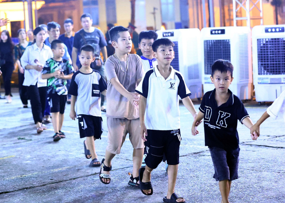Children pay their respects to Party General Secretary Nguyen Phu Trong. (Photo: VNA)