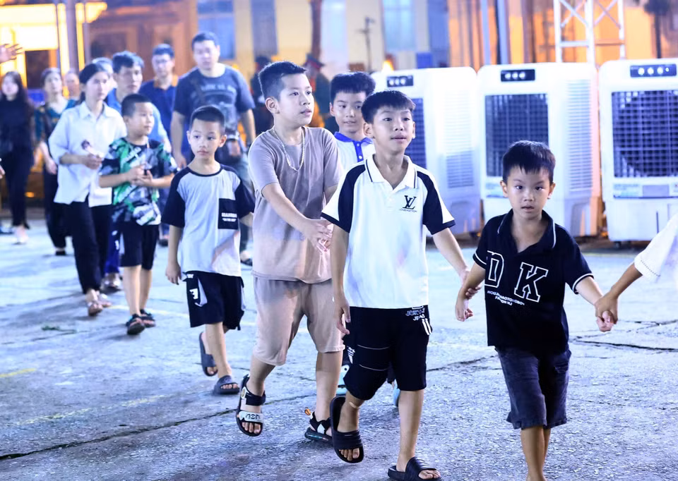 Children pay their respects to Party General Secretary Nguyen Phu Trong. (Photo: VNA)