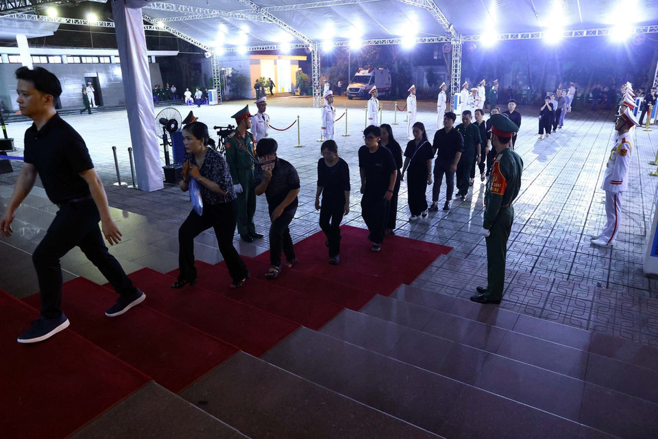 The crowd continues to enter the Funeral Hall to pay respects to Party General Secretary Nguyen Phu Trong. (Photo: VNA)