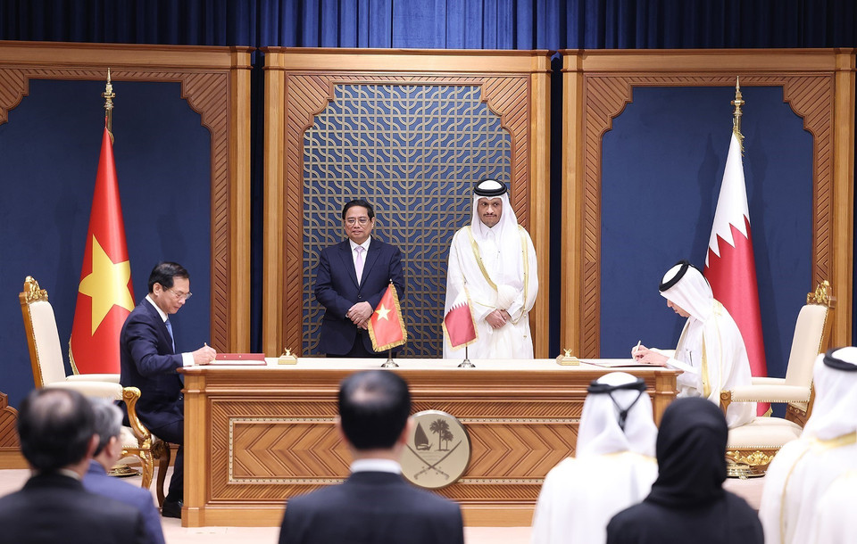 Prime Minister Pham Minh Chinh and Qatari Prime Minister Sheikh Mohammed bin Abdulrahman bin Jasim Al-Thani witness the signing of a protocol on air transportation between the governments of Vietnam and Qatar. (Photo: Duong Giang - VNA)