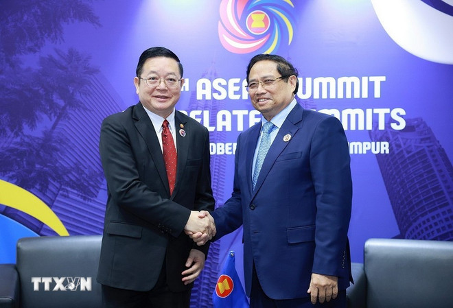 PM Pham Minh Chinh and ASEAN Secretary-General Kao Kim Hourn (Photo: VNA) asean.jpg