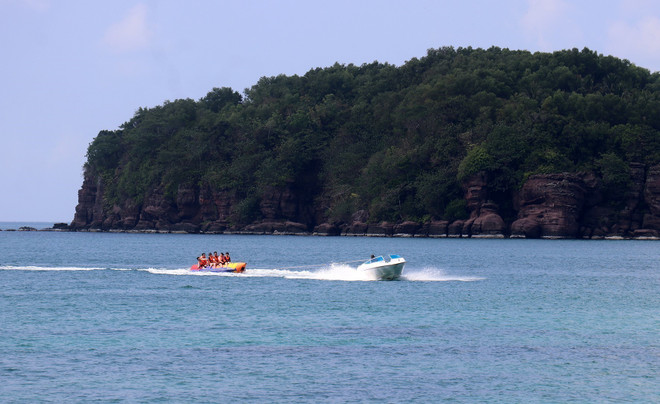 Visitors experience water sports in Phu Quoc (Photo: VNA) vna-potal-kien-giang-don-hon-143000-luot-du-khach-trong-2-ngay-nghi-le-8008954.jpg