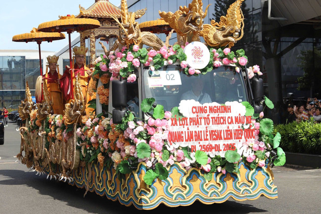 The relics are transported to the Vietnam Buddhist Academy in HCM City. (Photo: VNA) vna-potal-don-xa-loi-duc-phat-thich-ca-tu-an-do-den-viet-nam-8009107.jpg