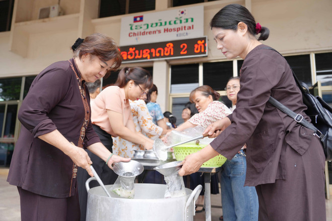 OVs in Laos are preparing meals for patients and disadvantaged people. (Photo: VNA) vna-potal-lan-toa-yeu-thuong-tu-nhung-noi-com-nghia-tinh-cua-cong-dong-nguoi-viet-tai-lao-8091870.jpg