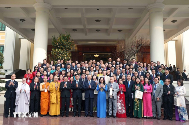 Party General Secretary To Lam meets with OV returning home for the Homeland Spring programme 2025. (Photo: VNA) kieu-bao-0307-1.jpg