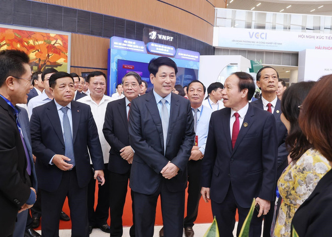 State President Luong Cuong and delegates visit a trade promotion exhibition held on the sidelines of the conference. (Photo: VNA) vna-potal-chu-tich-nuoc-du-hoi-nghi-xuc-tien-dau-tu-hai-phong-diem-den-chien-luoc-cua-ky-nguyen-moi-8150182.jpg