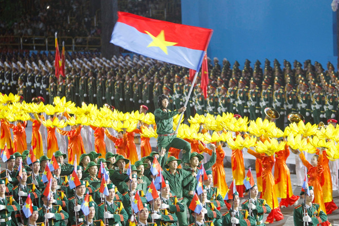 An artistic performance is featured at the rehearsal. (Photo: VNA) vna-potal-tong-hop-luyen-dieu-binh-dieu-hanh-lan-2-ky-niem-50-nam-ngay-giai-phong-mien-nam-thong-nhat-dat-nuoc-7988865.jpg