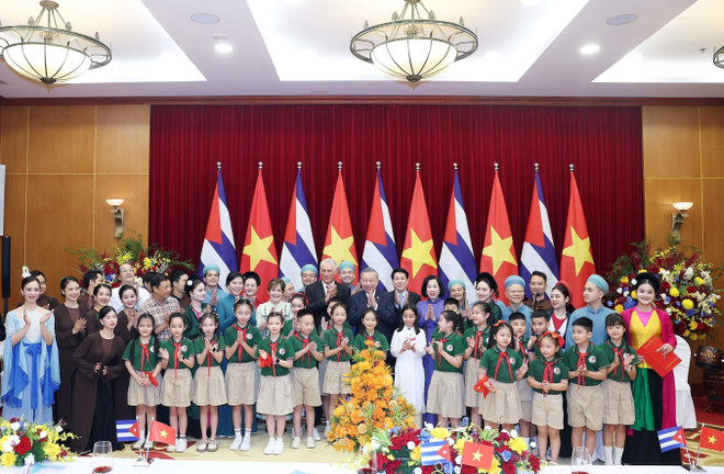 vna-potal-chieu-dai-cap-nha-nuoc-chao-mung-bi-thu-thu-nhat-chu-tich-nuoc-cuba-miguel-va-phu-nhan-8248632.jpg