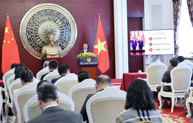 The press gathering in Beijing on April 28 (Photo: VNA) vna-potal-dai-su-quan-viet-nam-tai-trung-quoc-to-chuc-gap-go-phong-vien-bao-chi-8001046.jpg