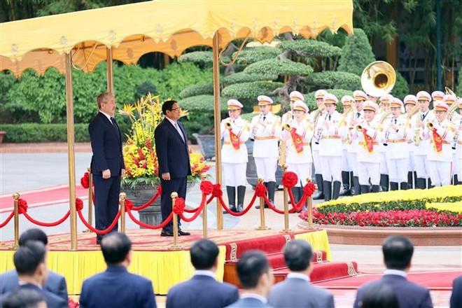 At the welcome ceremony for the Kyrgyz PM on March 6. (Photo: VNA) welcome-ceremony.jpg