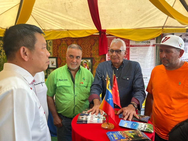 Ambassador Vu Trung My meets with several leaders of Portuguesa state on the sidelines of the Páez international fair. (Photo: VNA) vna-potal-thuc-day-quan-he-hop-tac-giua-cac-dia-phuong-viet-nam-va-venezuela-8094104.jpg