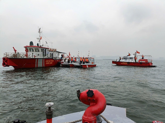 The search and rescue work is underway for the missing victims. (Photo: VNA) vna-potal-35-nguoi-tu-vong-va-4-nguoi-mat-tich-sau-vu-lat-tau-tren-vinh-ha-long-8159520.jpg