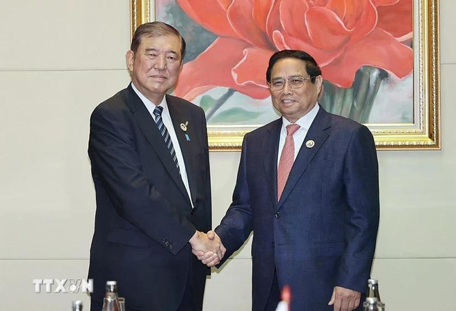 PM Pham Minh Chinh (R) and his Japanese counterpart meet on the sidelines of the 44th and 45th ASEAN Summits and related meetings in Laos last year. (Photo: VNA) thu-tuong-nhat-ban-ishiba-shigeru.jpg