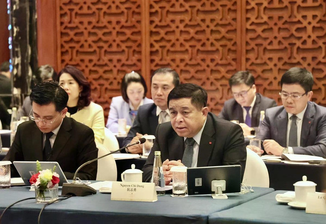 Deputy PM Nguyen Chi Dung is in Shenzhen city to explore the city's economic development experience. (Photo: VGP) b081441f415df103a84c.jpg