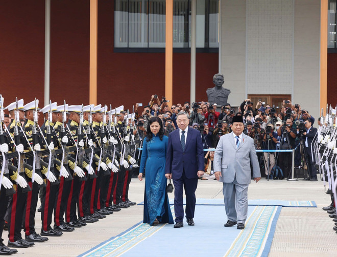 President Prabowo Subianto bids farewell to Party chief To Lam and his spouse Ngo Phuong Ly at Halim Perdanakusuma International Airport in Jakarta on March 11. (Photo: VNA) vna-potal-tong-bi-thu-to-lam-ket-thuc-tot-dep-chuyen-tham-cap-nha-nuoc-indonesia-7906275.jpg