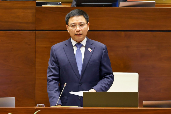 Minister of Finance Nguyen Van Thang takes the centre first at the Q&A session on June 19. (Photo: VNA)