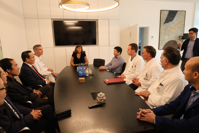 The working session between doctors from the 108 Military Central Hospital and their colleagues from the Hannover Medical School (Photo: VNA) vna-potal-buoc-tien-quan-trong-trong-hop-tac-tim-mach-giua-benh-vien-108-va-mhh-cua-duc-8131716.jpg