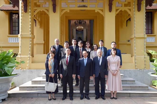 Deputy Prime Minister and Minister of Foreign Affairs Bui Thanh Son (centre, first line) and a delegation from the Japanese Communist Party (Photo: Ministry of Foreign Affairs) 4.jpg