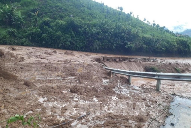 Flash floods and landslides have claimed three lives and left nine others missing Tia Dinh and Xa Dung communes, Dien Bien province. (Photo: VNA) 110513-lai-chau-nhieu-tuyen-giao-thong-bi-sat-lo-do-mua-lon-20250801113639.jpg