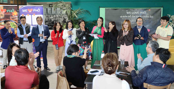 At the symposium in Brussels (Photo: VNA) vna-potal-we-love-pho-khi-huong-vi-que-nha-lan-toa-khap-troi-au-8082373.jpg