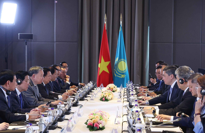At the meeting on May 6 between Party General Secretary To Lam and Kazakh Prime Minister Olzhas Bektenov (Photo: VNA) vna-potal-tong-bi-thu-to-lam-hoi-kien-thu-tuong-kazakhstan-8016223.jpg
