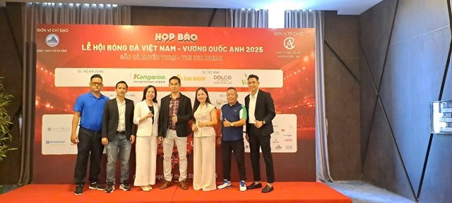 Members of the organising board of the Vietnam-UK Football Festival join a press conference in Da Nang city. (Photo: VNA) 428959-vn-uk25-3.jpg