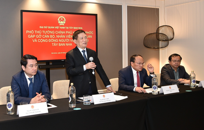 Deputy PM Ho Duc Phoc has a meeting with the Vietnamese community as par of his working trip. (Photo: VNA) base64-17515203767202041241456.png