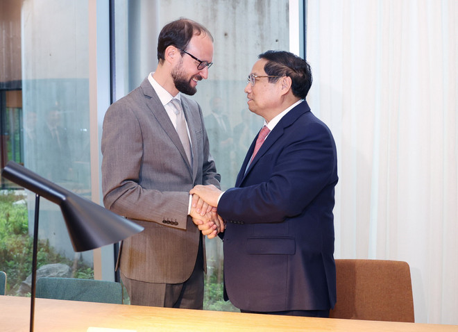 PM Pham Minh Chinh (R) meets Arvo Pärt's son during the tour. (Photo: VNA) vna-potal-thu-tuong-tham-khong-gian-trung-bay-cua-nha-soan-nhac-estonia-arvo-part-8078683.jpg