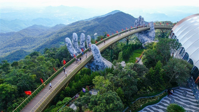 Da Nang City为游客提供各种探索体验。 (照片:VNA) vna-potal-khach-du-lich-hao-hung-inch-in-ba-na-hills-duoc-trang-trang-hoang-hoang-ruc-rouc-rouc-rouc-co-to-quoc-quoc-7568622.jpg