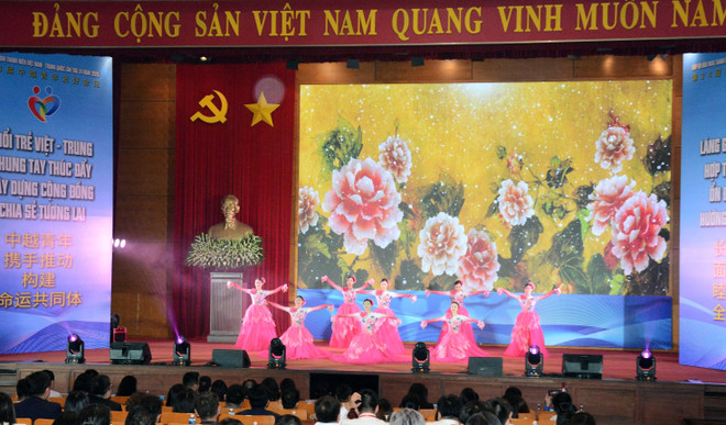 An art performance at the ceremony (Photo: VNA) vna-potal-gap-go-huu-nghi-thanh-nien-viet-trung-lan-thu-24-nam-2025-7979308.jpg