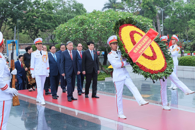 The leaders pay tribute to fallen soldiers at the monument dedicated war heroes and martyrs on Bac Son street. (Photo: VNA) vna-potal-lanh-dao-dang-va-nha-nuoc-den-dat-vong-hoa-tuong-niem-cac-anh-hung-liet-si-8040181.jpg