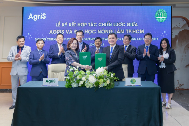 On May 20, 2025, Chairlady of AgriS Dang Huynh Uc My signed a comprehensive cooperation agreement on circular agriculture research, training, and development with Assoc. Prof. Dr. Nguyen Tat Toan, Rector of Nong Lam University. (Photo: TTC AgriS) vnu4.jpg