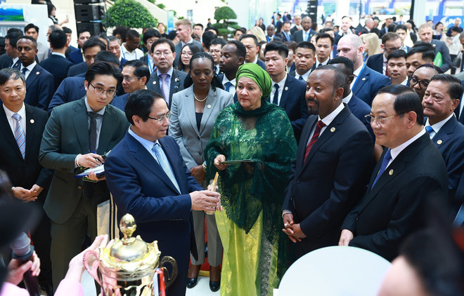 PM Pham Minh Chinh and delegates visit booths at the Green Growth Exhibition on April 16. (Photo: VNA) vna-potal-khai-mac-hoi-nghi-thuong-dinh-dien-dan-doi-tac-vi-tang-truong-xanh-va-muc-tieu-toan-cau-lan-thu-tu-7975869.jpg
