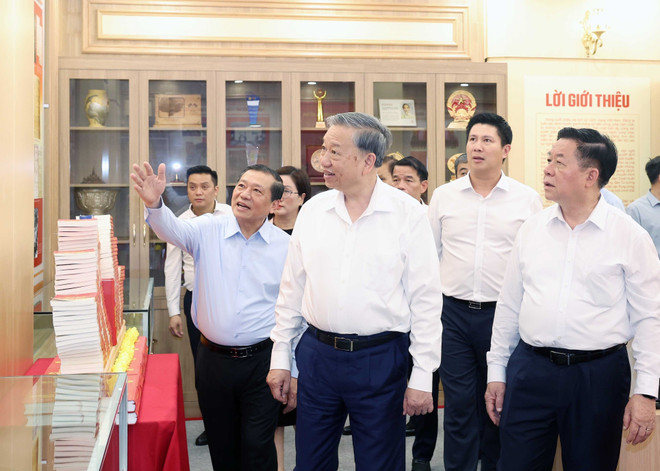 Party General Secretary To Lam visit the hall of traditions of the Commission for Information and Education, and Mass Mobilisation. (Photo: VNA) vna-potal-tong-bi-thu-to-lam-lam-viec-voi-ban-tuyen-giao-va-dan-van-trung-uong-8085955.jpg