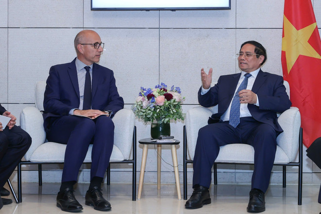 PM Pham Minh Chinh (R) at the meeting with Philippe Bardol, Senior Vice President Asia Pacific, International & Public Affairs at Safran (Photo: VNA) vna-potal-thu-tuong-tiep-mot-so-doanh-nghiep-phap-8086231.jpg