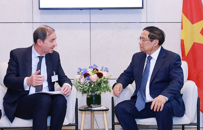 PM Pham Minh Chinh (R) meets with Bernard Fontana, Chairman and CEO of EDF (Photo: VNA) vna-potal-thu-tuong-tiep-mot-so-doanh-nghiep-phap-8086230.jpg
