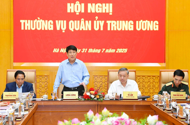 State President Luong Cuong addressses the event. (Photo: VNA) vna-potal-tong-bi-thu-to-lam-chu-tri-hoi-nghi-thuong-vu-quan-uy-trung-uong-8183524.jpg